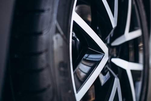 Die niedrige Viskosität von KURARAY LIQUID RUBBER ermöglicht es, den Rollwiderstand und somit CO₂-Emissionen sowie den Energie- und Kraftstoffverbrauch zu senken. (Bildquelle: Designed by freepik, Autor: senivpetro)