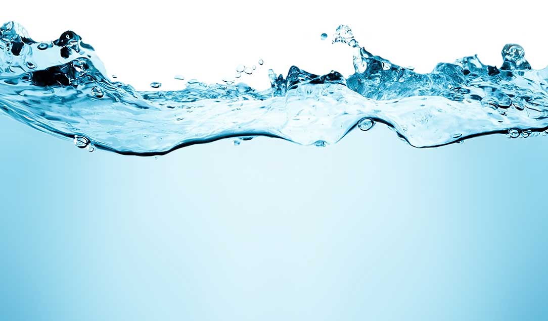 Schwarzes Gold: Wie Aktivkohle unser Wasser säubert