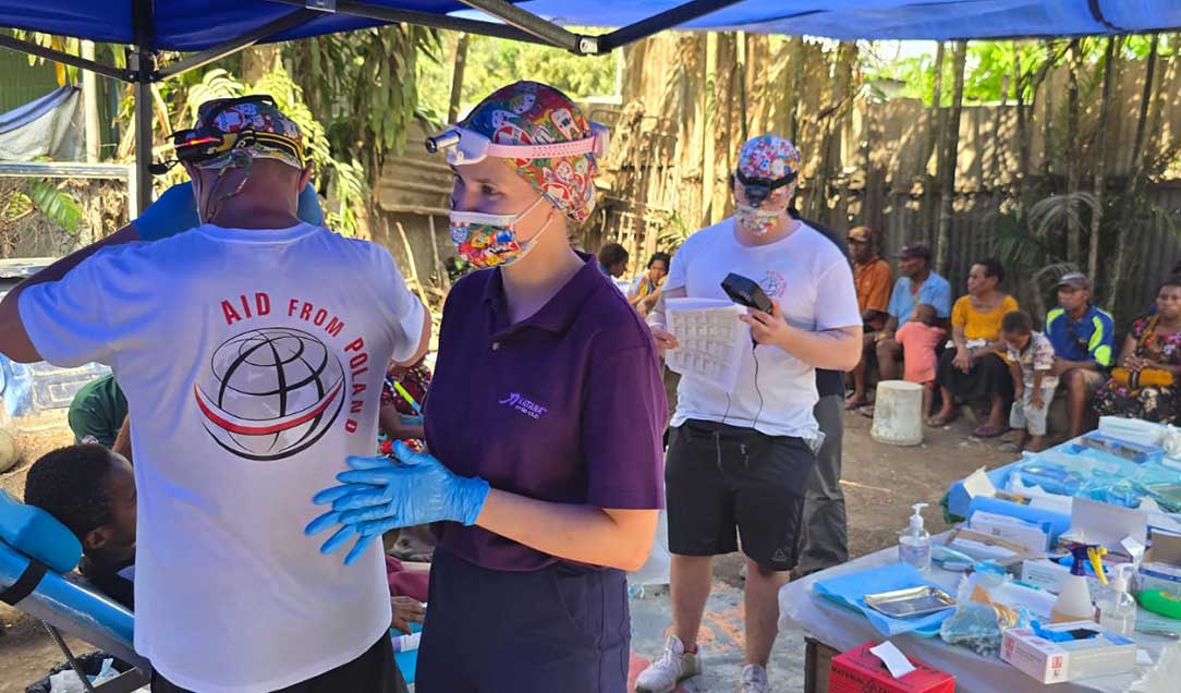 Zahnmedizinische Hilfe, wo sie am meisten benötigt wird: Kuraray Noritake unterstützt humanitäre Missionen in Ostafrika und Papua-Neuguinea