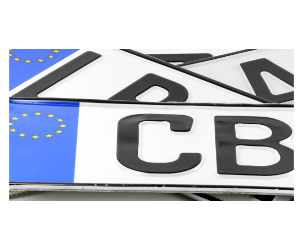 Ein Stapel europäischer Nummernschilder für Fahrzeuge.