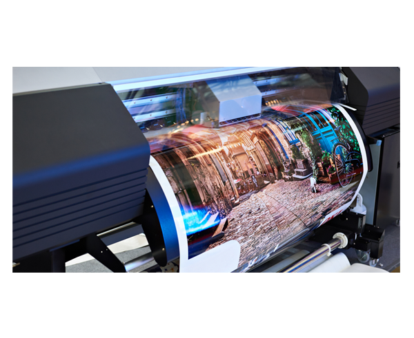 Ein Fotodrucker, aus dem ein frisch gedrucktes Foto kommt.