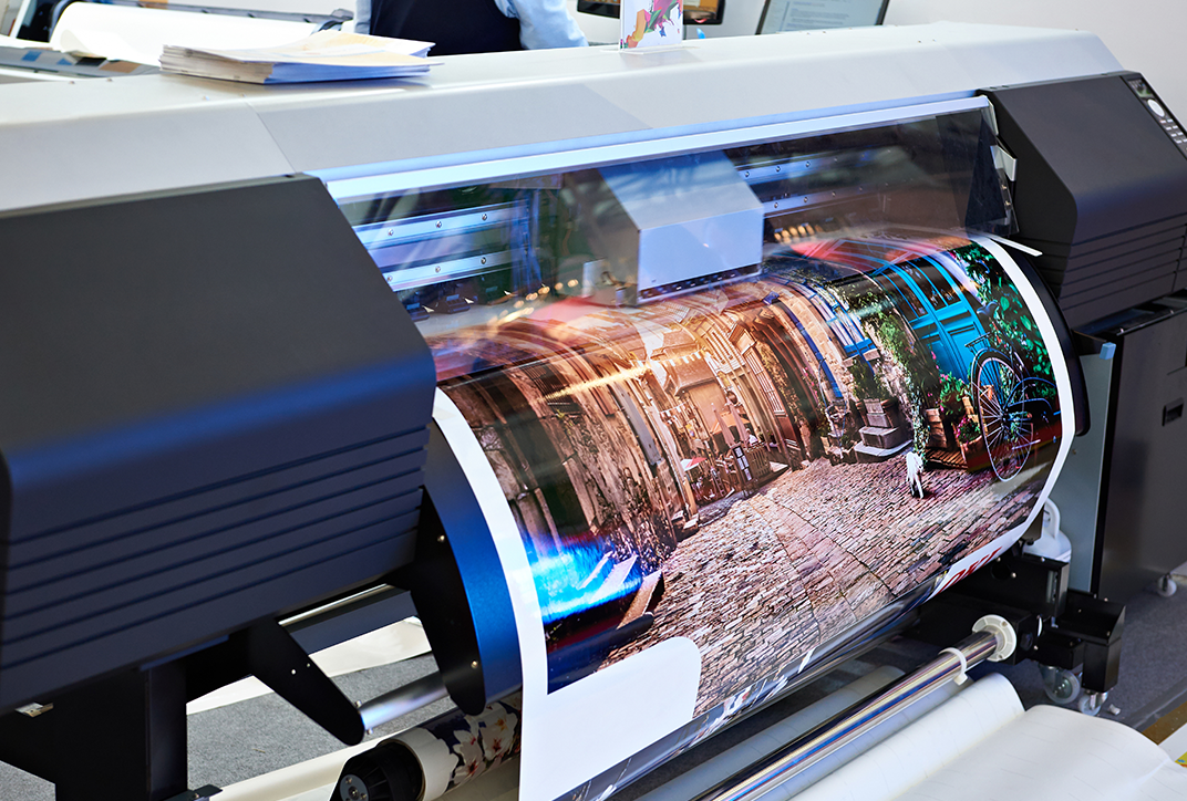 Ein Fotodrucker, aus dem ein frisch gedrucktes Foto kommt. Ein Fotodrucker, aus dem ein frisch gedrucktes Foto kommt.