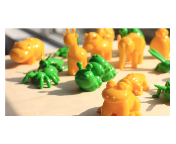 Eine Gruppe gelber und grüner Plastikspielfiguren.