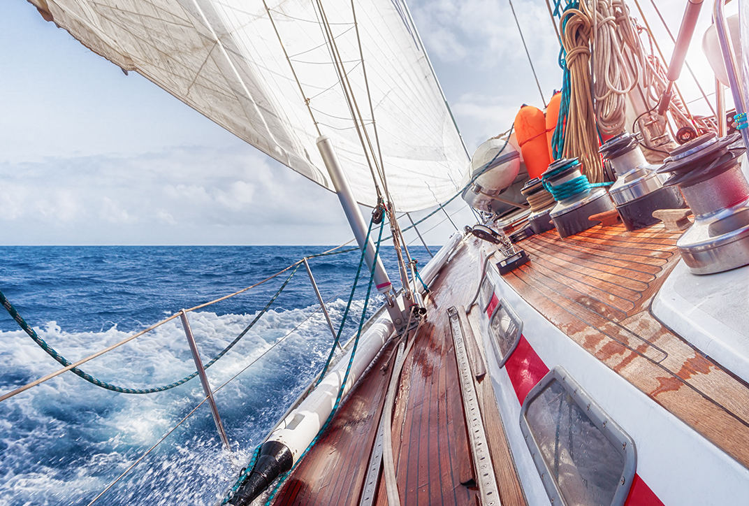 Blick auf ein schräg liegendes Segelschiff